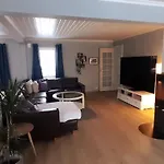 Charming House With Plenty Of Space And A Lovely Outdoor Living Hébergement de vacances